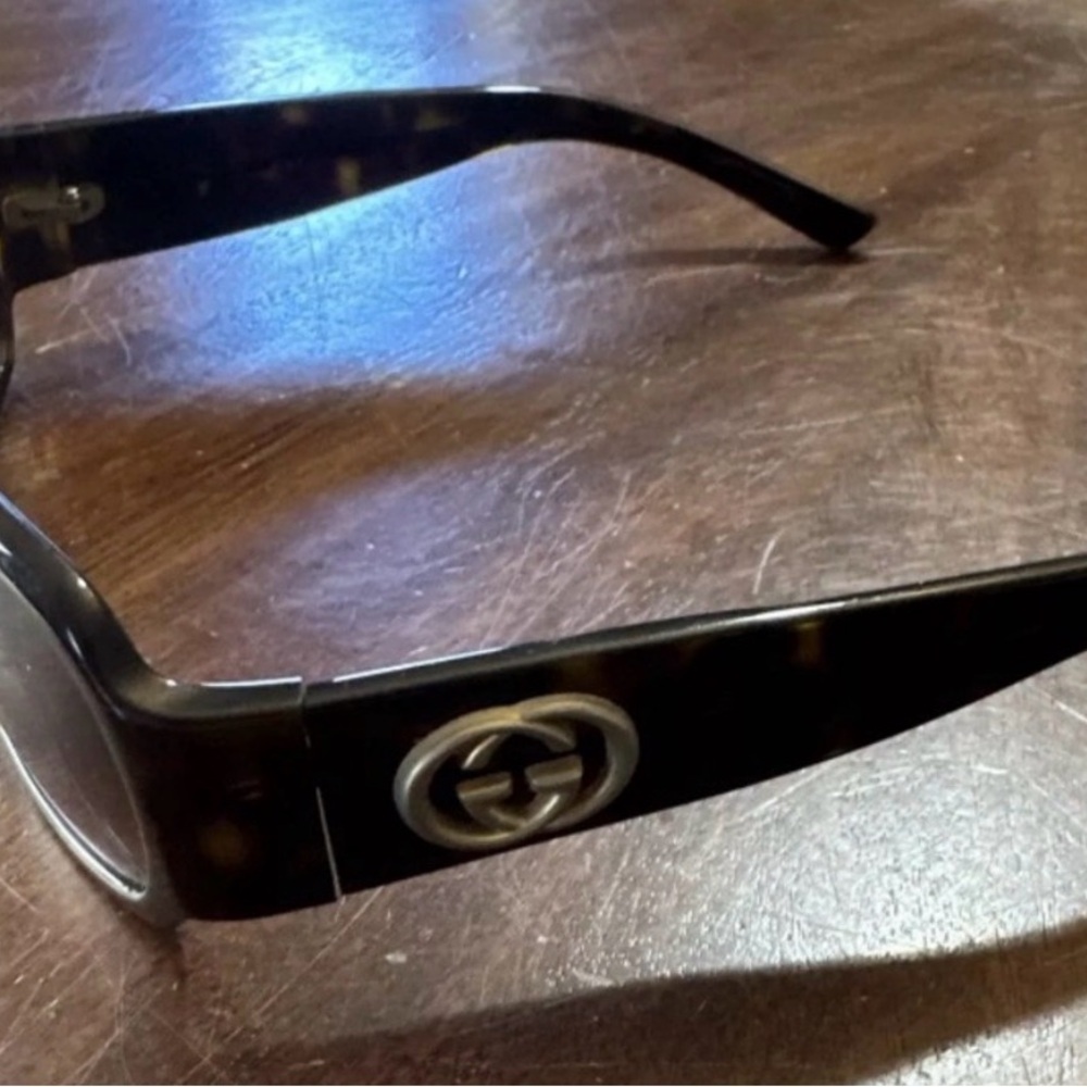 Gucci Tortoiseshell Sunglasses with Black Accents - Picture 5 of 12